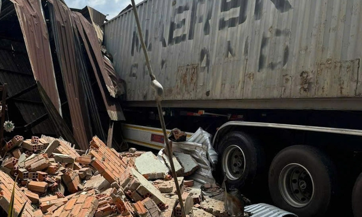 Tin tai nạn giao thông mới nhất ngày 6/10: Ô tô tông đổ nhà dân, 1 người chết