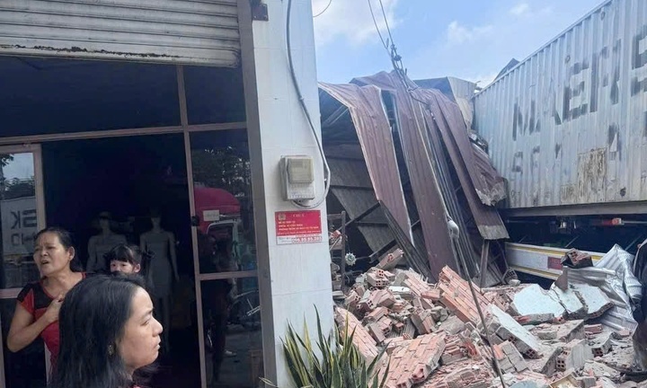 Xe container tông sập nhà dân ở TP.HCM, tài xế tử vong