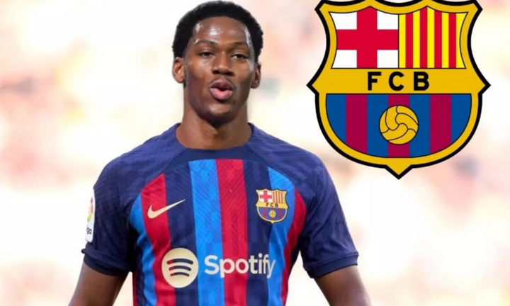 Barca chốt tiền đạo Ligue 1 thay thế Lewandowski