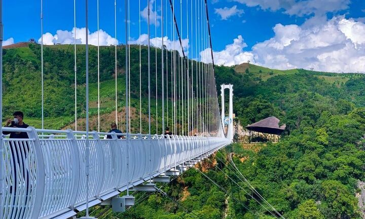 Cầu kính đi bộ dài nhất thế giới nằm ở quốc gia nào?