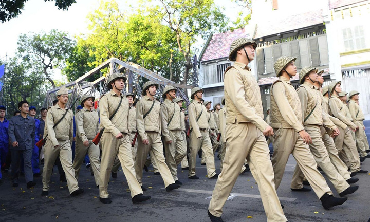 Tái hiện thời khắc đoàn quân tiếp quản Hà Nội dịp kỷ niệm Ngày giải phóng Thủ đô