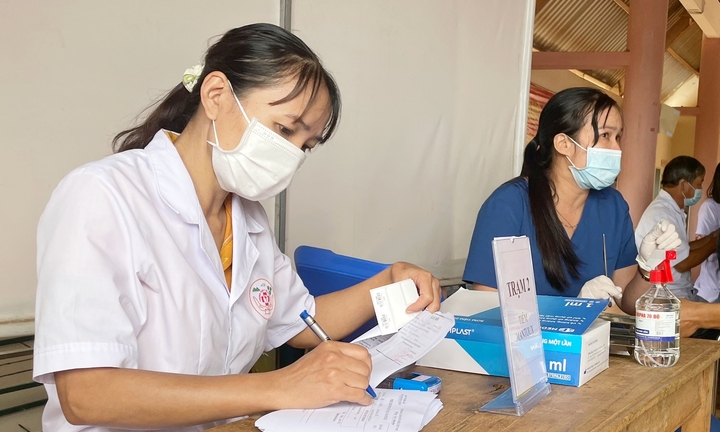 Kiến nghị tăng tiền trực của nhân viên trạm y tế, Bộ trưởng Y tế nói gì?