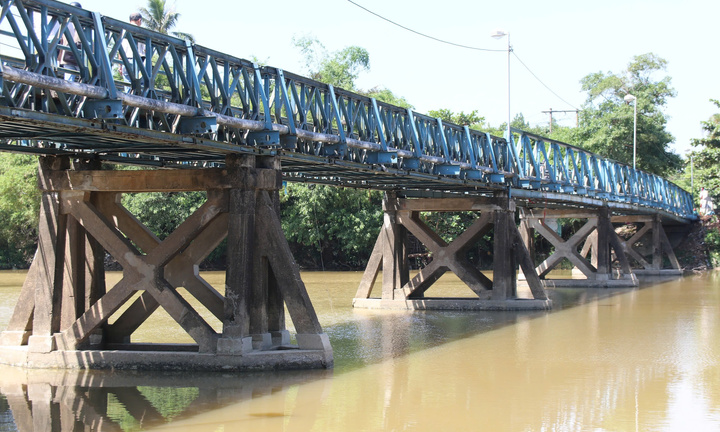 Thấp thỏm đi trên những cây cầu 'chờ sập' ở Huế - Quảng Bình mùa mưa lũ 