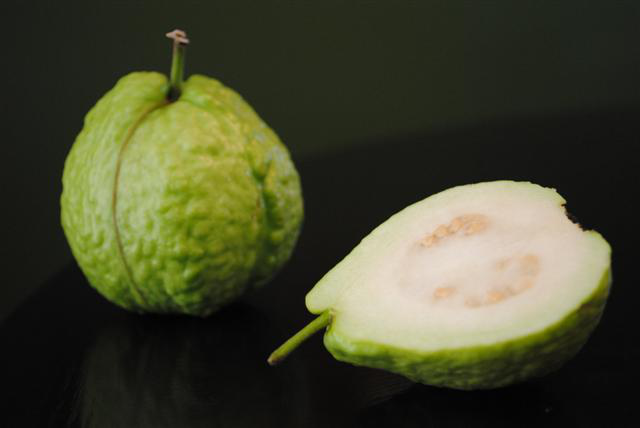 Cách chọn ổi ngon giòn, ngọt lịm qua các dấu hiệu đơn giản