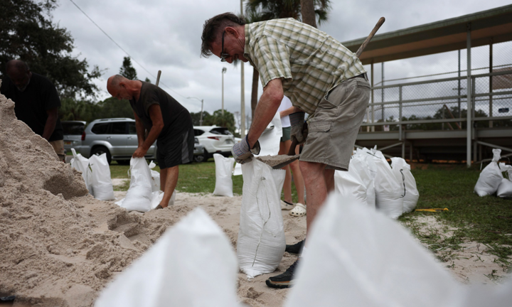 Người Mỹ di tản, đổ đầy bao cát đối phó cơn bão mạnh nhất hành tinh trong năm