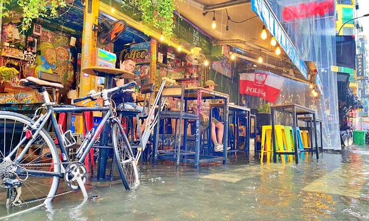 Mưa lớn nhiều giờ, 'phố Tây' Bùi Viện biến thành sông