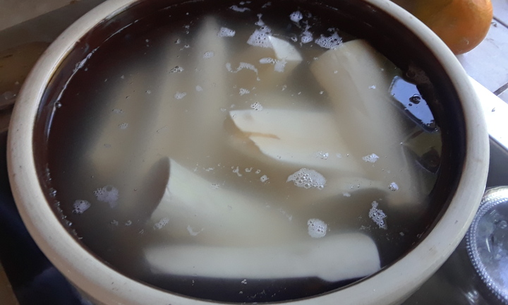 Tại sao nên ngâm sắn trước khi nấu?