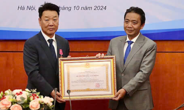 Chuyên gia bắn súng Park Chung-gun nhận Huân chương Lao động hạng Ba