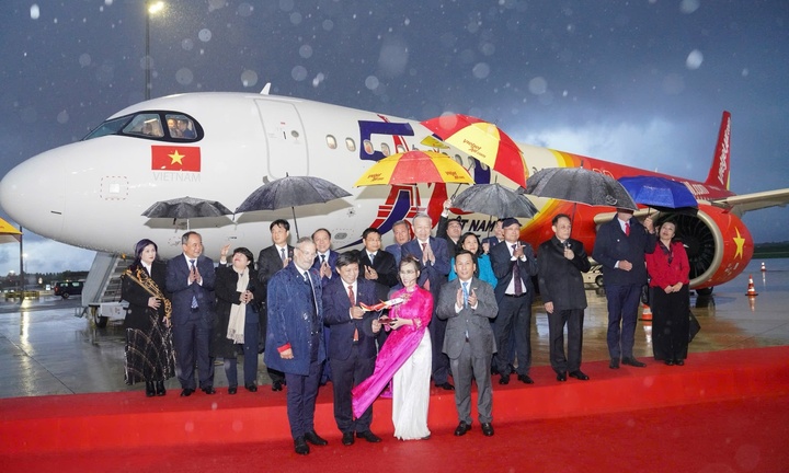 Vietjet nhận tàu bay mới mang hình ảnh kỷ niệm 50 năm quan hệ Việt Nam - Pháp