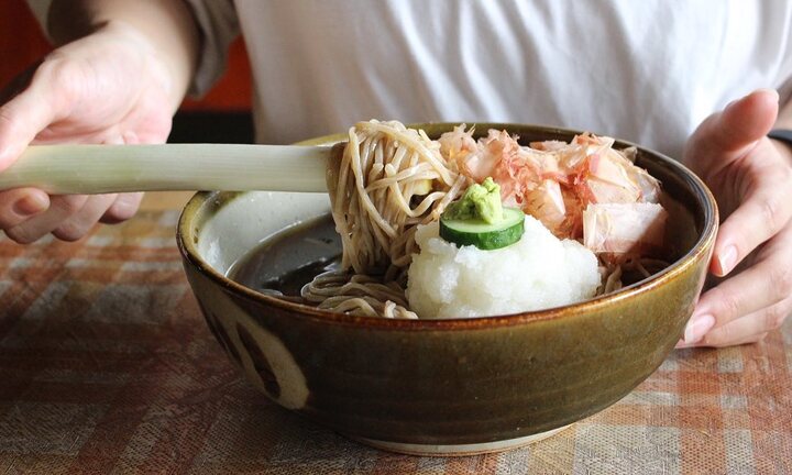 Độc lạ Nhật Bản: Món mì trứ danh dùng cọng hành gắp thay đũa, nhất định phải thử