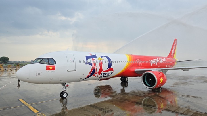 Tàu bay có biểu tượng kỷ niệm 50 năm ngoại giao Việt Nam – Pháp về tới TP.HCM