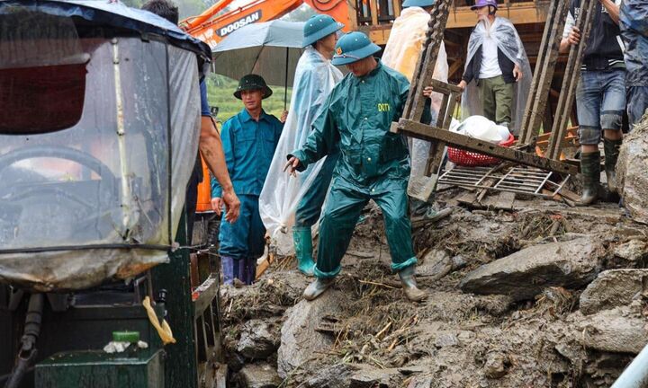 Ăn chặn tiền từ thiện trong bão lũ sẽ bị phạt thế nào?