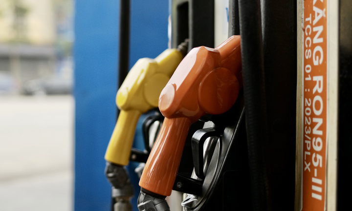 Giá xăng tăng cao nhất gần 1.300 đồng/lít, RON95 vượt 21.000 đồng