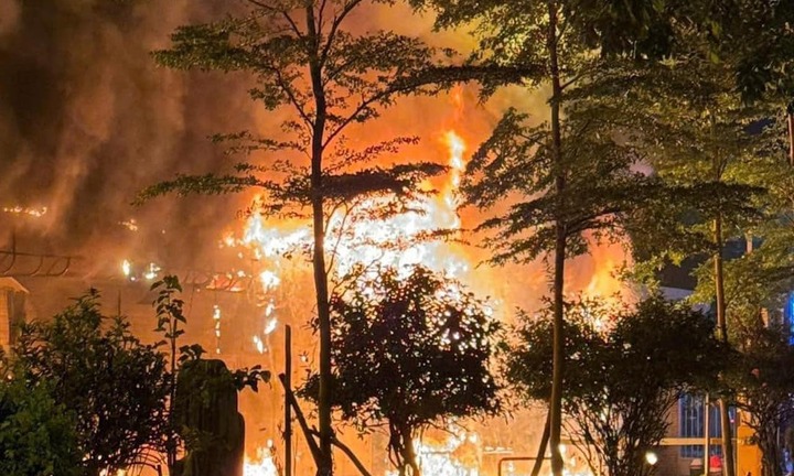 Cháy kho vật tư Bệnh viện Đa khoa Đức Giang, lửa bốc ngùn ngụt