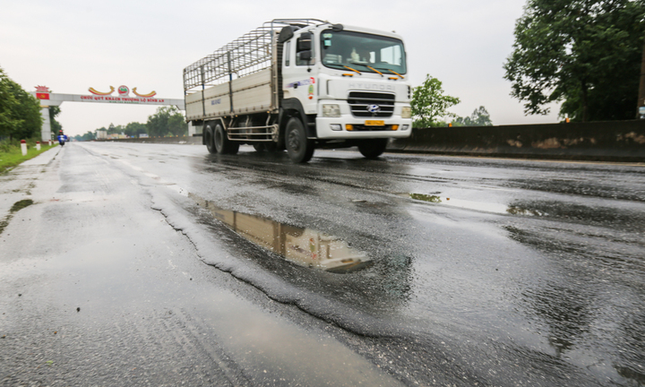 Xuất hiện ‘sống trâu’, ‘rãnh cào’ nham nhở trên Quốc lộ 1A qua Hà Tĩnh 