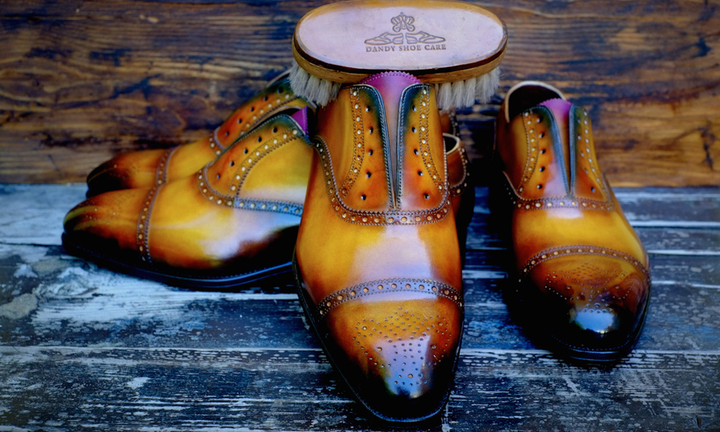 Mẹo đánh bóng giày da không dùng xi