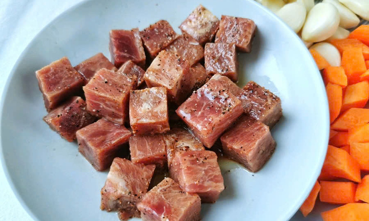 Cách làm bò lúc lắc bơ tỏi thơm ngon, đậm vị