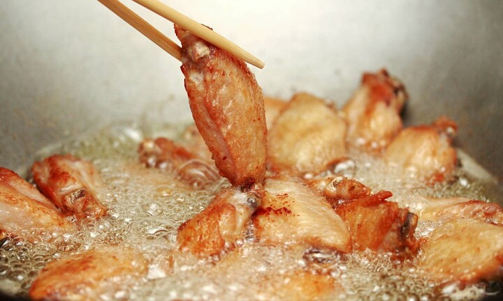 Cách làm cánh gà chiên sốt mặn ngọt cả nhà đều mê