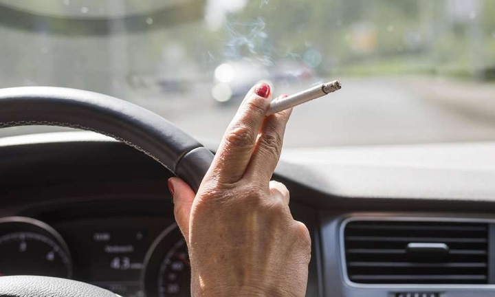 Mở cửa hút thuốc trong ô tô có tai hại?