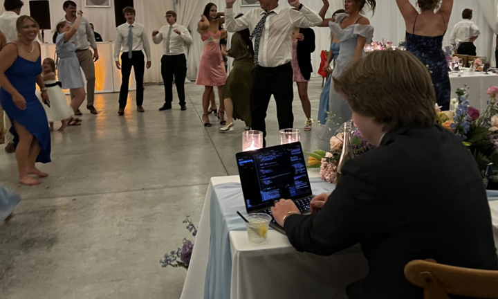 Sáng lập startup ngồi code giữa đám cưới của mình, dân mạng mỉa mai thậm tệ