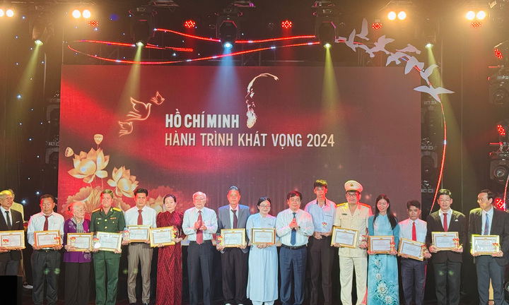 Tôn vinh điển hình tiêu biểu học tập và làm theo lời Bác