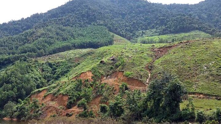 Nín thở sống dưới chân núi nứt nẻ, thảm họa sạt lở luôn chực chờ 