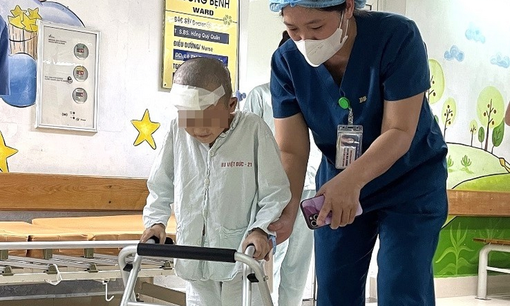 Bé trai 7 tuổi ở Làng Nủ xuất viện