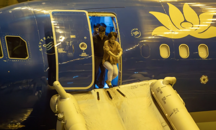 Hơn 300 người diễn tập thoát hiểm khẩn cấp trên máy bay của Vietnam Airlines