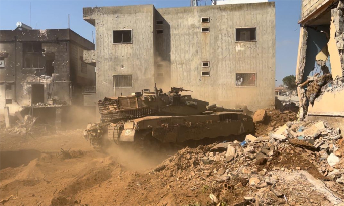 Xe tăng Israel bị tố đâm sập cổng căn cứ Liên hợp quốc ở Lebanon