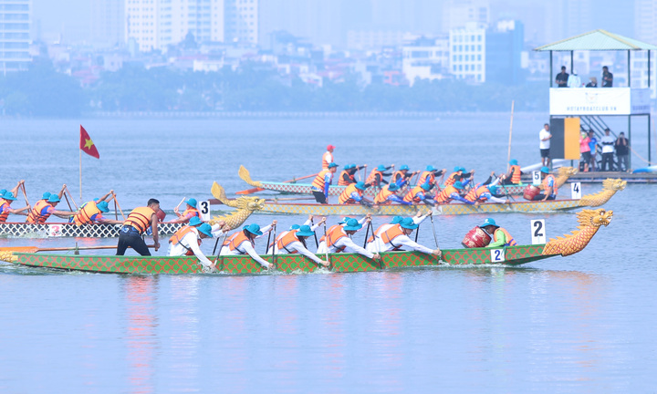 Xem 800 vận động viên tranh tài hấp dẫn tại giải bơi chải thuyền rồng Hà Nội