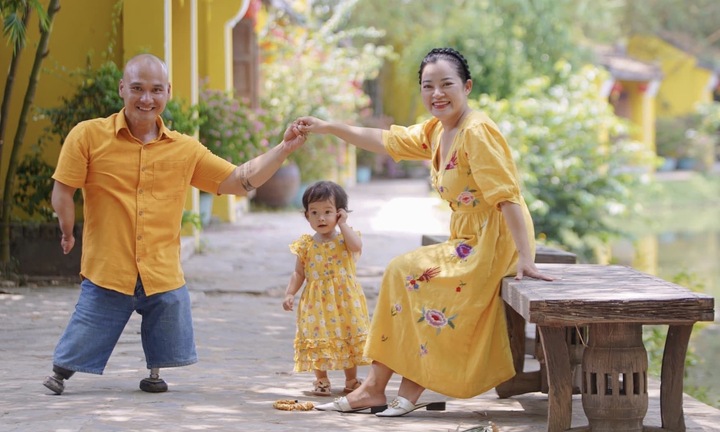 Tình yêu cổ tích của 'kình ngư không chân' và NTK áo dài