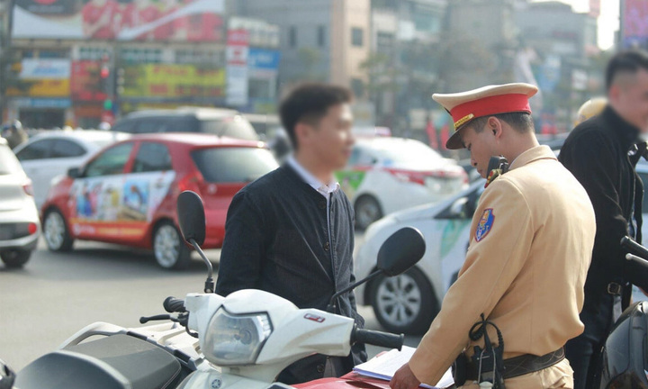 Cảnh sát giao thông có được kiểm tra ví, cốp xe của lái xe?