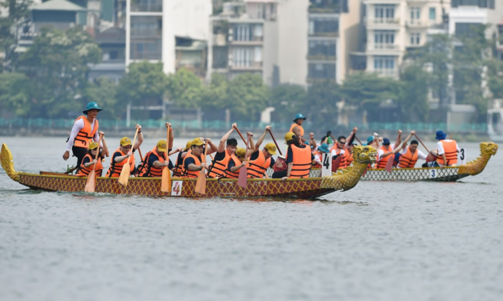 Hồ Tây rộn ràng cùng giải Bơi chải thuyền rồng Hà Nội mở rộng 2024