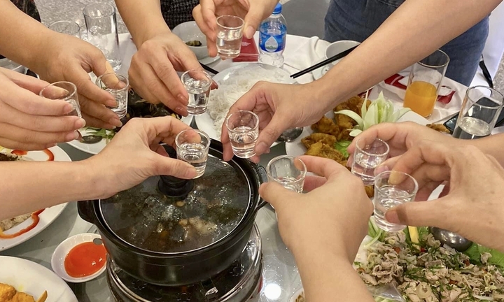 Uống 10 chén rượu mạnh, bao lâu nồng độ cồn về 0?