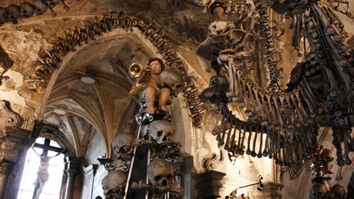 Bên trong nhà thờ được trang trí bằng hơn 40.000 bộ xương người ở Cộng hòa Séc