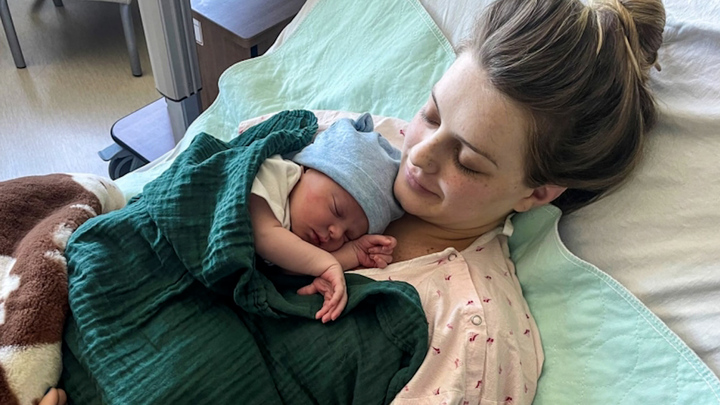 Khoảnh khắc sinh tử của người mẹ trẻ, nỗ lực sinh con giữa bão Milton 