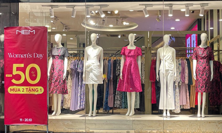 Quà tặng 20/10 đua nhau giảm giá, khách vẫn vắng