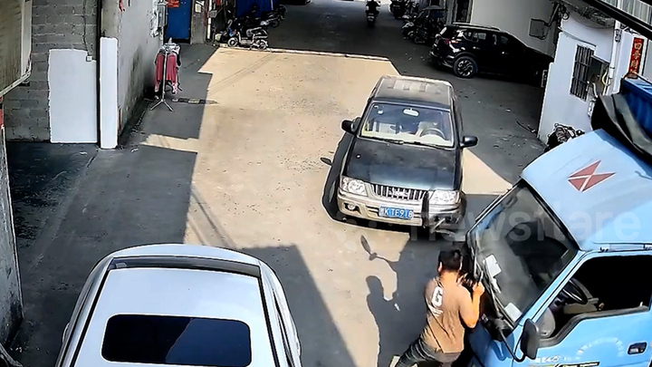 Xe tải tự lao vào đâm người đàn ông