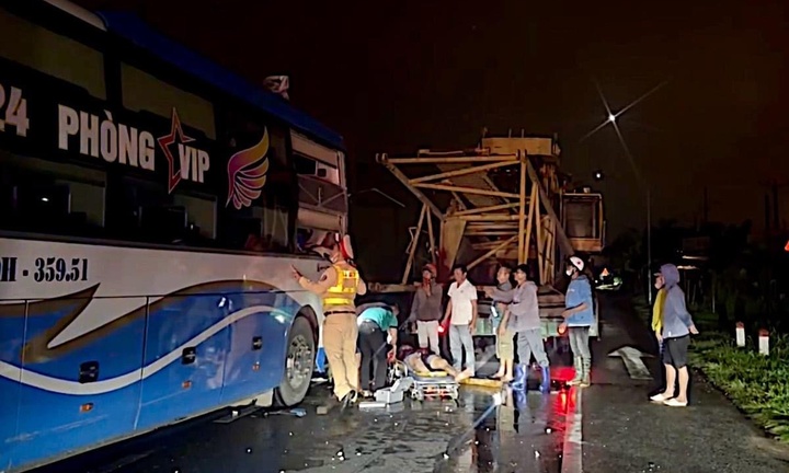 Xe khách va chạm xe đầu kéo khiến phụ xe bị thương nặng, hành khách hoảng loạn