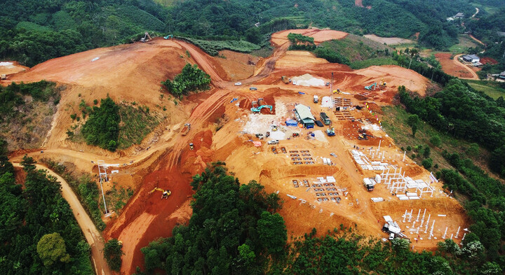 Những khung nhà tái định cư dần hình thành ở Làng Nủ