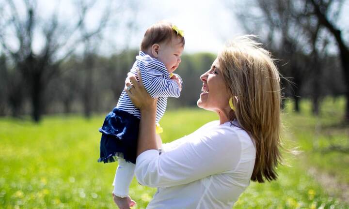 Vì sao nhiều người chấm son đỏ lên trán trẻ sơ sinh khi bế ra ngoài?