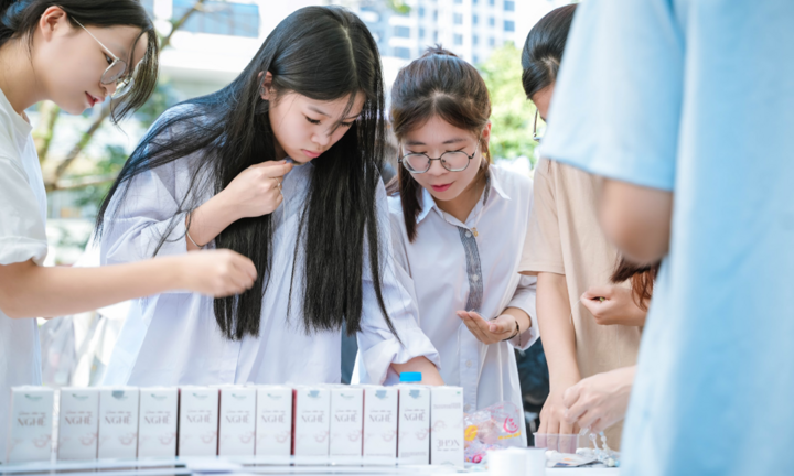 Sinh viên 'hô biến' vỏ chai mỹ phẩm thành phụ kiện tái chế bảo vệ môi trường