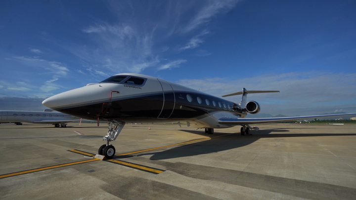 Cận cảnh 5 chuyên cơ đắt đỏ nhất hành tinh tại sân bay Đà Nẵng