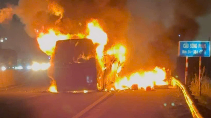 Xe khách giường nằm cháy ngùn ngụt trên cao tốc Phan Thiết - Dầu Giây