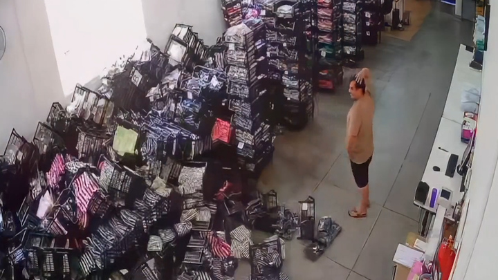 Dãy kệ đổ nhào sau cú chạm vô tình của nhân viên