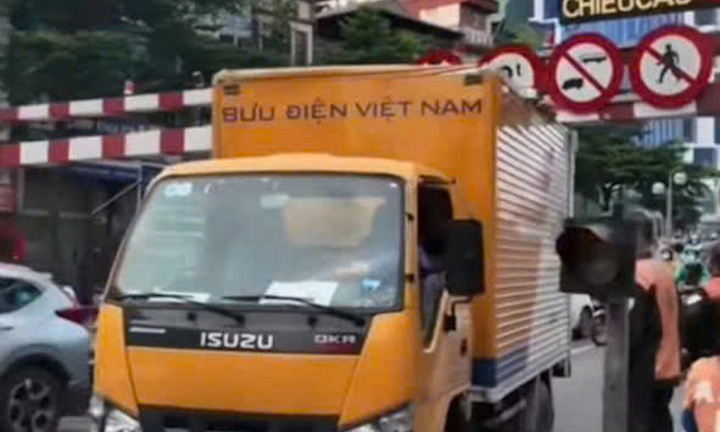 CSGT Hà Nội xử phạt tài xế xe tải đi vào đường cấm, mắc kẹt ở cầu vượt Thái Hà