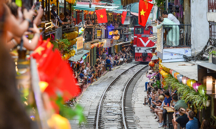 Phố cà phê đường tàu càng cấm càng đông, cấm chỗ này lại mọc chỗ khác