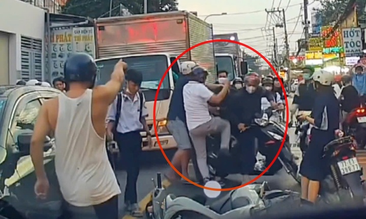 TP.HCM: Điều tra vụ nam sinh bị ép xe máy, hành hung trên đường