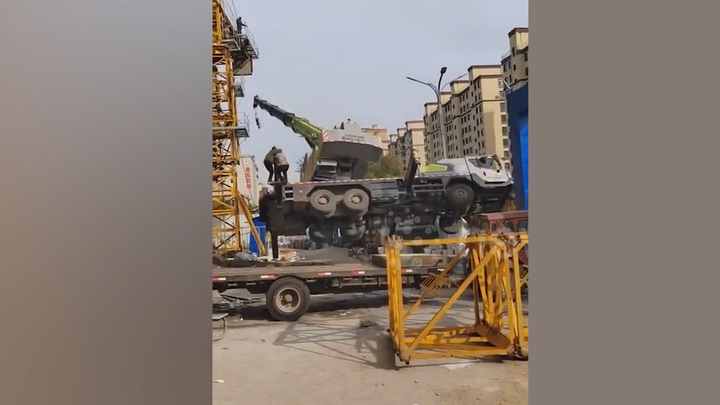 Cần cẩu quá tải lật nhào, hất tung công nhân lên không trung 
