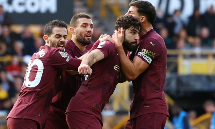 2 hậu vệ tỏa sáng, Man City ngược dòng kịch tính phút bù giờ